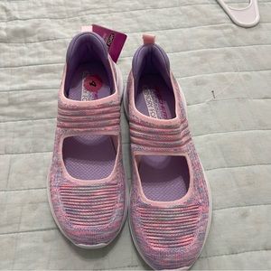NWT Girls size 4 Sketchers Memory Foam Machine Washable Shoes!